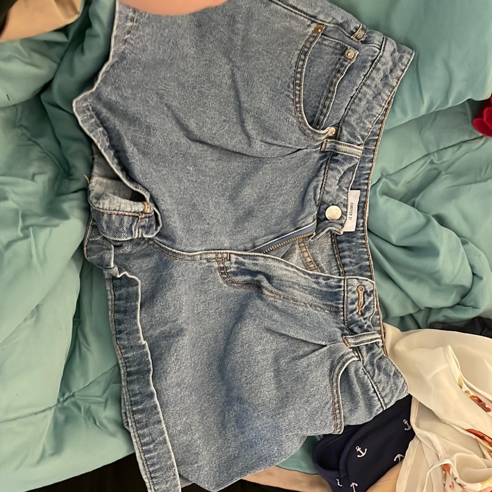 Cute high waisted shorts !